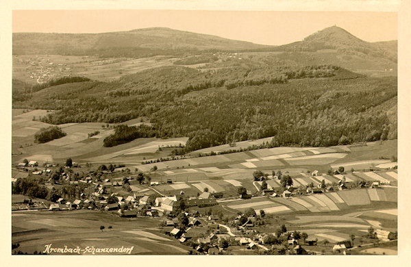 Diese Ansichtskarte zeigt den Blick auf Krompach (Krombach) vom Südgipfel des Hvozd (Hochwald). Im Hintergrund erhebt sich der spitzige Luž (Lausche) und links davon der langgestreckte Pěnkavčí vrch (Finkenkoppe).