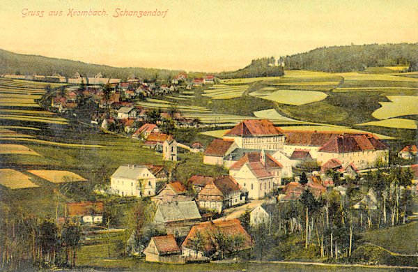 Na této pohlednici vidíme střed obce se zámkem a kostelem 14. svatých Pomocníků. Vlevo nahoru stoupá silnice do Valů.