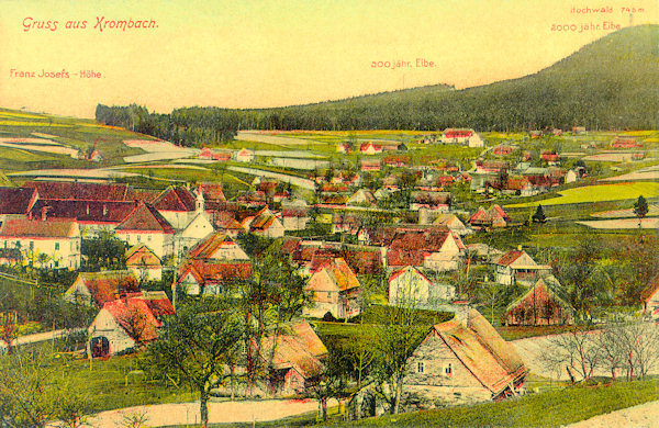 Auf dieser Ansichtskarte sieht man das Ortszentrum von Krompach (Krombach) mit dem Schloss (links) und den an der zum Fusse des Hvozd (Hochwald) führenden Strasse stehenden Häusern.