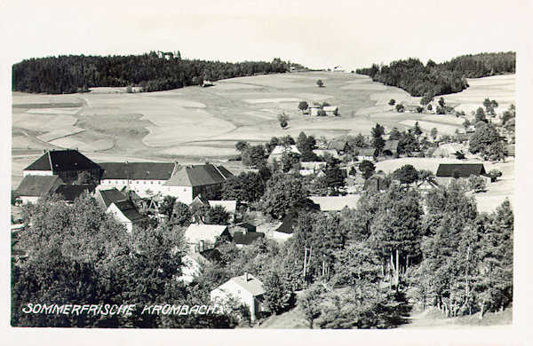 This picture postcard from the year 1939 shows the centre of Krompach with the prominent area of the former castle. Out of the woods on the hill on the left side projects the restaurant on the Janské kameny hill and in the saddle more to the right of it there ist the former restaurant „Franz-Josefs-Höhe“.