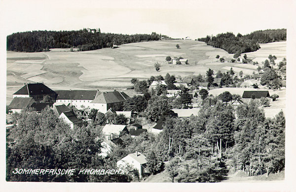 Diese Ansichtskarte von 1939 zeigt das Ortszentrum von Krompach (Krombach) mit dem auffallenden Areal des Schlosses. Aus der bewaldeten Höhe links schaut das Gasthaus auf dem Johannisstein heraus und im Sattel rechts ist das ehemalige Restaurant „Franz-Josefs-Höhe“.