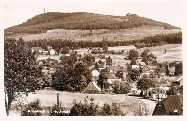 Diese Ansichtskarte zeigt das Oberdorf mit dem Hvozd (Hochwald) im Hintergrund.