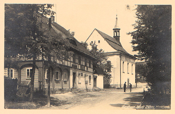 Diese Ansichtskarte zeigt das ehemalige Gasthaus „Stadt Zittau“ und die Kirche der Vierzehn hl. Nothelfer.