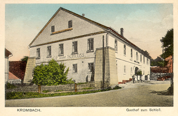 On this postcard there is the till now working inn „Zum Schloss“ (Castle), which after World War II was famous by its dancing parties. In its foundations remainders of the old residence of the family Berka z Dubé had been identified.