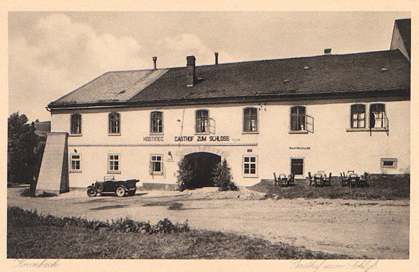 This picture postcard shows the restaurant „Zum Schloss“ (=at the castle) from the East.