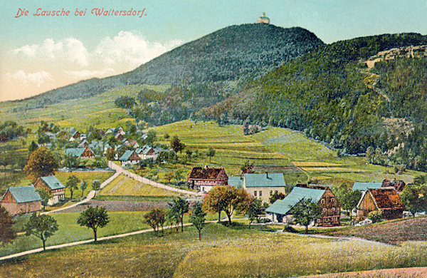 Diese Ansichtskarte zeigt den Berg Lausche (Luž) mit dem Oberdorf von Waltersdorf an seinem Fuss.