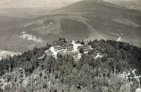 On this picture postcard the peak of the Luž hill which almost entirely was covered by the buildings of the former restaurant is shown. At present only rests of the foundations remain.