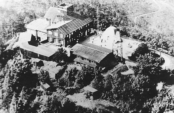 This aerial picture postcard minutely shows the individual buildings on the summit of the Luž hill.