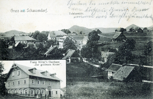 Na pohlednici, odeslané v roce 1915, vidíme detail hostince „U zlaté koruny“, který můžeme nalézt uprostřed hlavního obrázku podle vikýřů ve střeše. Kousek za ním je bývalý hostinec „U německého dubu“. Obě stavby i některé další domy na snímku byly po roce 1945 strženy. Pohled na obzoru uzavírají (zleva) vrcholy Zeleného vrchu, Kulichu a Klíče.