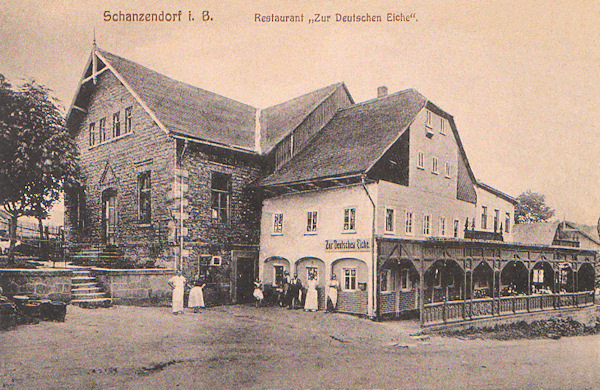 Tato pohlednice zachycuje bývalý hostinec „U německého dubu“, který stával v horní části osady u silnice do Jonsdorfu. Ve 2. polovině 20. století hostinec zanikl a jeho základy jsou dnes zarostlé houštinami.