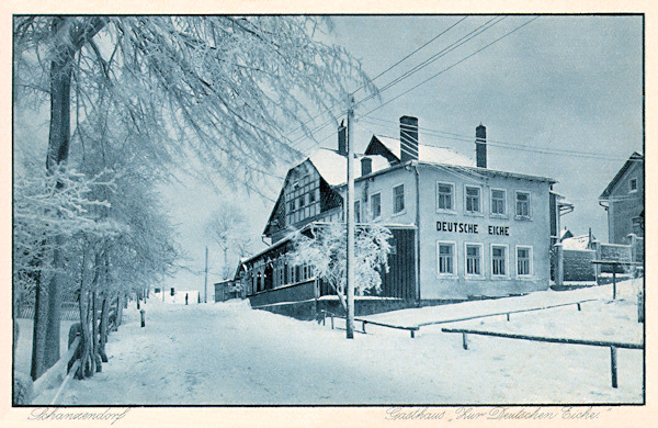 Zimní pohlednice z doby kolem roku 1930 zachycuje bývalý hotel „U německého dubu“ ze severovýchodu od silnice z Jonsdorfu.
