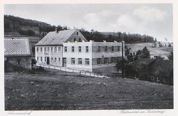 On this picture postcard the former restaurant „Am Kammweg“ (Ridgeway) whose main building up to present days is standing in the upper part of the village at the road leading tu the foots of the Plešivec hill.The extension with its terrace on the roof after World War Two had been demolished.