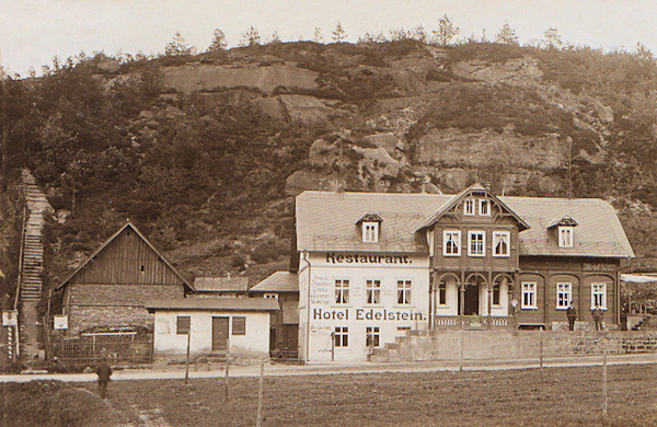 Tato pohlednice zachycuje bývalý hostinec „Edelstein“ (Drahokam), který stával těsně u státní hranice při silnici do Jonsdorfu. Na návrší za domem se dochovaly zbytky valů, které daly jméno celé osadě.