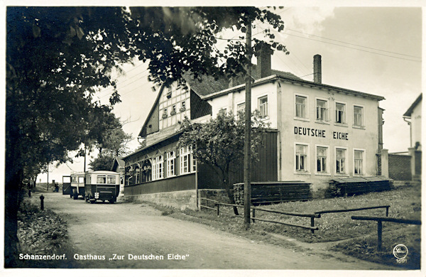 Na této pohlednici vidíme bývalý hotel „U německého dubu“ od silnice z Jonsdorfu.