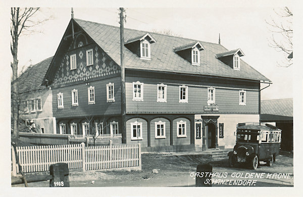 Diese Ansichtskarte zeigt das ehemalige Gasthaus „Zur goldenen Krone“ mit einem mit Schiefer Vertäfelungen verzierten Giebel. Nach dem Zweiten Weltkrieg wurde das gesamte Gebäude abgerissen.