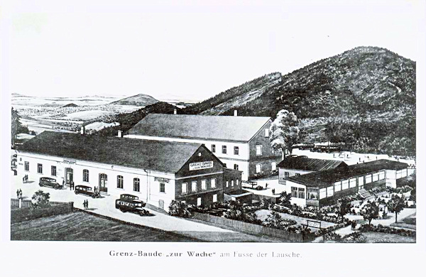 Diese Ansichtskarte zeigt das ehemaligen Gasthaus „Zur Wache“ an der böhmischen Seite der Grenze. Rechts sieht man den Sonnenberg und im Hintergrund die Landschaft um Grossschönau.