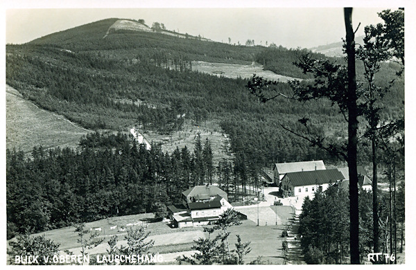 Diese Ansichtskarte zeigt den Grenzübergang an der „Wache“ bei Dolní Světlá (Niederlichtenwalde) gesehen vom Hang der Lausche. Rechts sieht man die Häuser des heute bereits abgerissenen Hotels „Zur deutschen Wacht“ an der böhmischen Seite der Grenze, links ist das hier bestehende Hotel „Rübezahl“. Im Hintergrund sieht man den Sonnenberg.