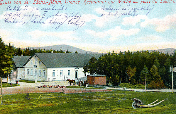 Diese Ansichtskarte zeigt das ehemalige Gasthaus „Zur Wache“ im Blick von der deutschen Seite der Staatsgrenze.