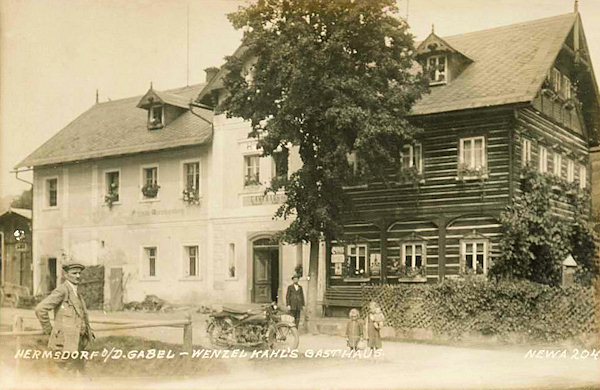 Diese Ansichtskarte zeigt Wenzel Kahls ehemaliges Gasthaus im oberen Teil des Dorfes. Sein monumentales Haus steht auch heute noch an der Strasse nach Krompach (Krombach).