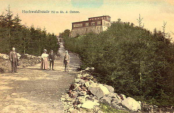 Diese Ansichtskarte aus dem Jahre 1914 zeigt die alte deutsche Gaststätte auf dem Südgipfel des Hochwald (Hvozd).