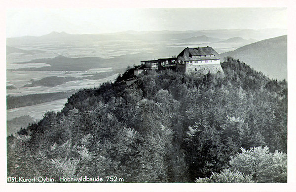 Diese Ansichtskarte zeigt den Südgipfel des Berges mit der neuen deutschen Gastwirtschaft, hinter der man noch das niedrigere Haus der früheren böhmische Baude sieht.