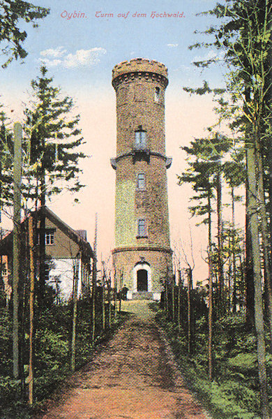 Im Jahr 1891 erbaute der Zittauer Naturforscherverein Globus auf dem Hochwald einen neuen steinernen Aussichtsturm. Dieser auf dem Nordgipfel erbaute Turm wurde am 14. September 1892 feierlich eröffnet.