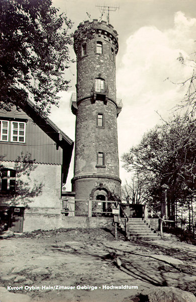 Die Ansichtskarte aus dem Jahre 1965 zeigt den steinernen Aussichtsturm und die Baude auf dem (deutschen) Nordgipfel des Hochwald (Hvozd).