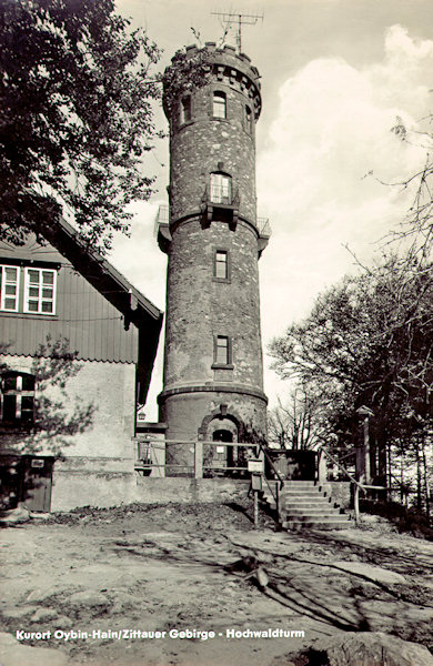 On this postcard from 1965 is the stone look-out tower with the chalet on the northern (German) summit of the Hvozd hill.