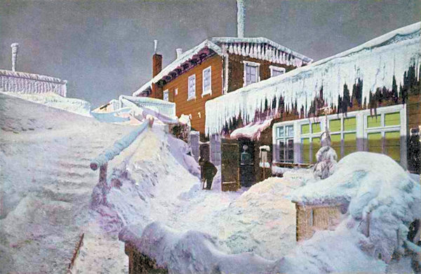 Diese winterliche Ansichtskarte zeigt die alte sächsische Baude und die Aussichtsplattform auf dem Südgipfel des Hochwald (Hvozd).