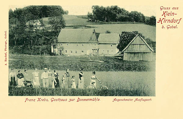 Diese Ansichtskarte zeigt das ehemalige Gasthaus „Zur Donnermühle“ in Kněžičky (Klein Hirndorf).