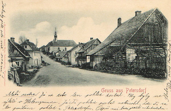 Diese Ansichtskarte zeigt den Dorfanger von Petrovice (Petersdorf) am Anfang des 20. Jahrhunderts. Die Bebauung entlang der Zittauer Strasse hat sich später ziemlich verändert, viel stärker wurde sie aber von den Demolitionen der Nachkriegszeit betroffen.