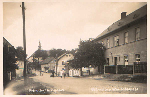 Srovnáme-li tuto pohlednici s předchozím obrázkem, zjistíme, že během prvních tří desetiletí 20. století došlo ve střední části vsi k řadě změn. K některým stavením bylo přistavěno patro, jiné domy byly nahrazeny novostavbami.