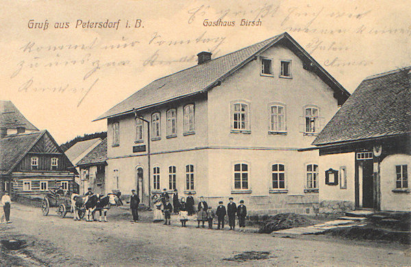 Diese Ansichtskarte von 1911 zeigt das ehemalige Gasthaus „Hirsch“ No. 97, welches am Dorpflatz unterhalb der Kirche gestanden hat.