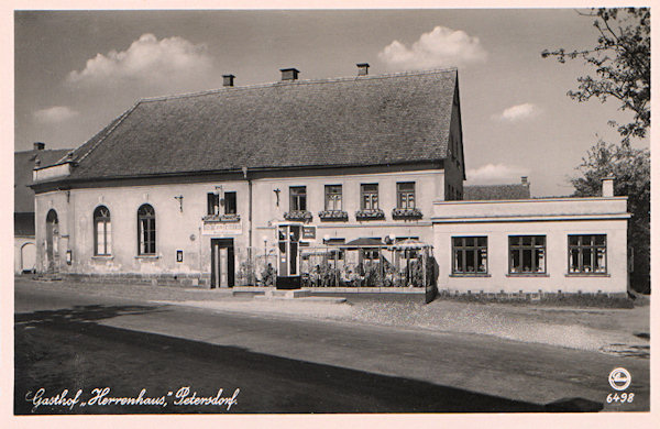 On this picture postcard from the end of the 30s of the 20th century the formerly „Kretscham“ named restaurant „Herrenhaus“. This house which is standing till the present days, had been adapted by the family Mengemann who owned it almost the whole first half of the 20th century.