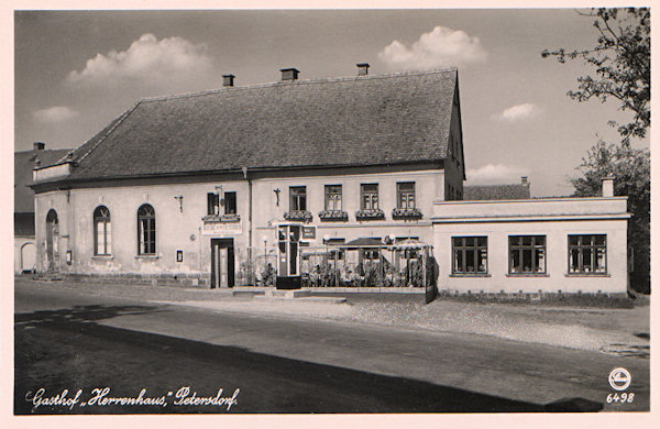 Auf dieser Ansichtskarte vom Ende der 30er Jahre des 20. Jahrhunderts sieht man die früher „Kretscham“ genannte Gaststätte „Herrenhaus“. Dieses noch heute am Südende des Dorfes stehende Haus wurde in seine heutige Gestalt von der Familie Mengemann umgebaut, in deren Besitz es fast die ganze erste Hälfte des 20. Jahrhunderts gewesen ist.