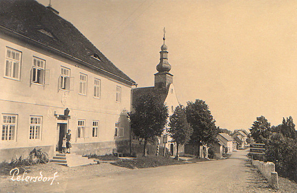 Auf dieser Ansichtskarte sieht man das Gebäude des Zollamtes, das zur Zeit der sog. ersten Republik (1918-1938) den Rang eines Nebenzollamtes II. Klasse hatte. Im Hintergrund ist die Kirche der Heiligen Dreifaltigkeit.