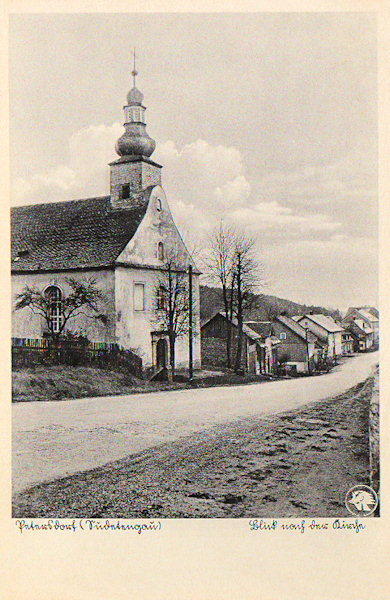 Auf dieser Ansichtskarte vom Ende der 30er Jahre des 20. Jahrhunderts sieht man die die unmittelbar an der Dorfstrasse stehende Kirche zur Heiligen Dreifaltigkeit mit ihrem charakteristischen hölzernen Turm. Sie ist 1816 eingeweiht worden.