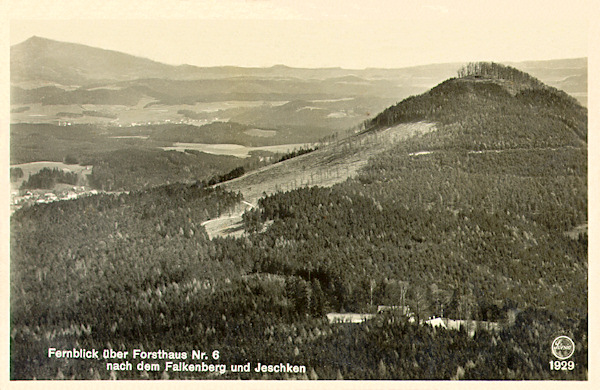Diese Ansichtskarte aus dem Jahre 1935 zeigt die Aussicht vom Hvozd (Hochwald) über den Sokol-Berg (Falkenberg) bei Petrovice (Petersdorf) zum Ještěd (Jeschken) am Horizont links. Im Walde des Vordergrundes ist die Einschicht mit dem Forsthaus Nr. 6.