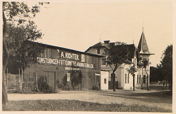 Auf dieser Ansichtskarte sieht man Richters früheres Gasthaus und Kaufladen an der Eisenbahnhaltestelle. Ihr Gebäude erlitt vielen Schaden durch spätere Umbauten, die Gaststätte blieb aber bis heute dort.