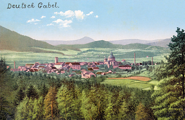 Diese Ansichtskarte aus dem Jahr 1911 zeigt die Stadt mit ihrer Dominante, der Kirche des hl. Laurentius und der hl. Zdislava von Südwesten von Valdov (Waldau) aus gesehen. Im Hintergrund links sieht man den Hang des Jezevčí vrch (Limberg), in der Mitte ist der niedrigere Zámecký vrch (Schlossberg) und hinter ihm am Horizont der Luž (Lausche).