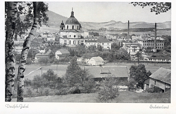 Diese Ansichtskarte zeigt den Dom der Heiligen Laurentius und Zdislava mit dem anschliessenden Kloster von der Südwestseite. Im Hintergrunde zwischen den Bäumen ragt der Jezevčí vrch (Limberg) herauf.