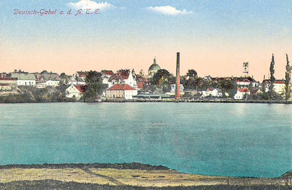 Diese Ansichtskarte aus dem Jahre 1918 zeigt den Anblick von Jablonné vom Westufer des Schlossteiches.