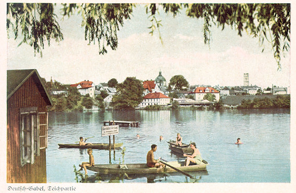Auf dieser Ansichtskarte aus den 30er Jahren des 20. Jahrhunderts sieht man die Stadt aus der Richtung vom Zámecký rybník (Schlossteich), der damals auch als Badeteich diente.