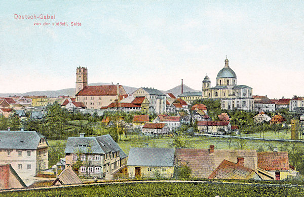 Diese Ansichtskarte aus dem Jahre 1922 bildet das Stadtzentrum mit der Dominante des Domes des hl. Laurentius und der hl. Zdislava (rechts) und der ehemaligen, später zu einer Bierbrauerei umgebauten Kirche zu Mariä Geburt (links) ab.