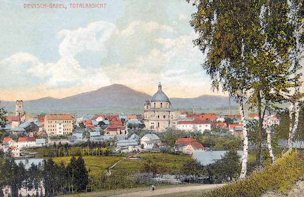 On this picture postcard from the beginnning of the 20th century the town with its dominant, the cathedral of St. Laurentius and St. Zdislava, is shown from the southwest. On the left side the school building and the tower of the former brewery, reconstructed from the burnt-down church Birth of the Virgin, are apparent. The horizon is filled by the silhouette of the Jezevčí vrch-hill.