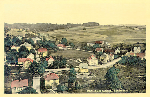 Diese Ansichtskarte von 1942 zeigt den Südostrand der Stadt gesehen vom Turm des früheren Bürgerlichen Bräuhauses. Links ist die heutige Tyršova ulice-Gasse (Waldauerstrasse), die zum ehemaligen Schiesshause führte.