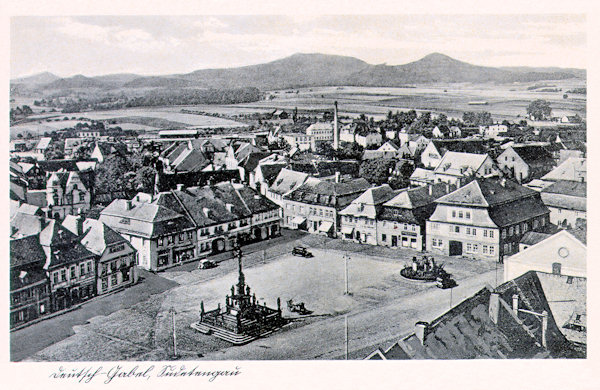 Diese Ansichtskarte aus dem Zweiten Weltkrieg zeigt den Stadtplatz im Blick vom Turm des ehemaligen Bürgerlichen Bräuhauses. In der Mitte des Platzes sieht man die Statuengruppe des hl. Salvators aus dem Jahr 1686, im rechten Eck den heute nicht mehr bestehenden Kraus-Brunnen von 1929.