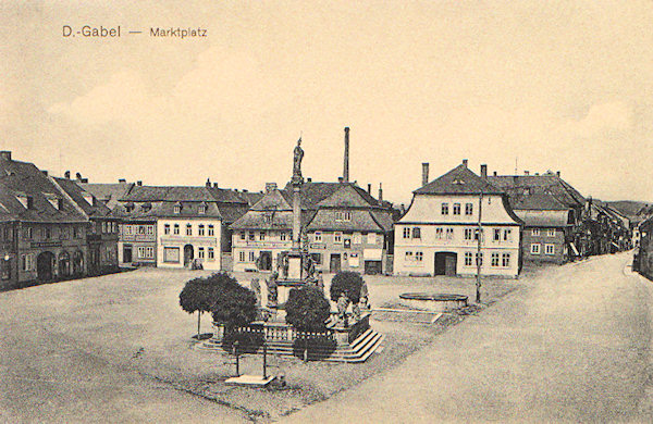 On this picture postcard the northern part of the market place with the group of statues with St. Salvator is shown, which had been built as thanksgiving for the overcoming of the plague epidemy from 1680.