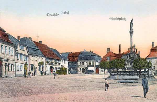Diese Ansichtskarte vom Anfang der 20er Jahre des 20. Jahrhunderts zeigt den Nordwestteil des Marktplatzes.