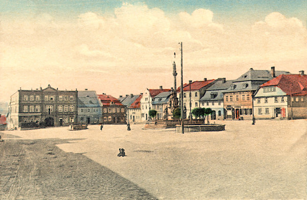 Auf dieser Ansichtskarte sieht man den südwestlichen Teil des Marktplatzes gesehen von der Einmündung der damaligen Zittau-Reichenbergerstrasse. Ganz links ist das ehemalige Hotel „Adler“.